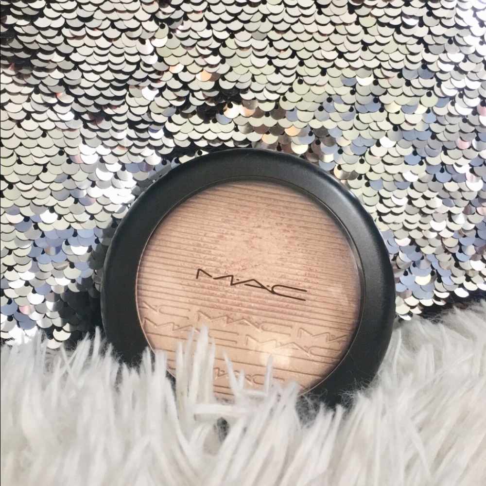 MAC Highlighter in “Beaming Blush”